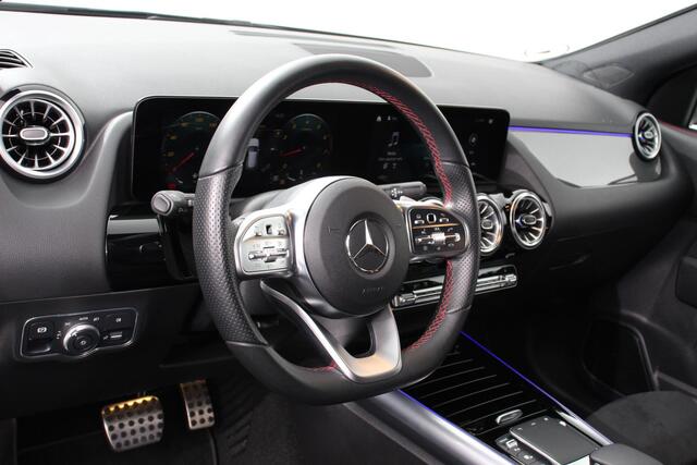 Mercedes-Benz GLA-KLASSE 200 Automaat AMG Line Navigatie Climate Control Camera Parkeer sensoren Stoelverwarming Electrisch bedienbare achterklep Dab Led Sfeerverlichting Extra Getint Glas