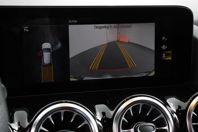 Mercedes-Benz GLA-KLASSE 200 Automaat AMG Line Navigatie Climate Control Camera Parkeer sensoren Stoelverwarming Electrisch bedienbare achterklep Dab Led Sfeerverlichting Extra Getint Glas