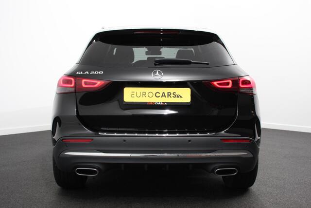 Mercedes-Benz GLA-KLASSE 200 Automaat AMG Line Navigatie Climate Control Camera Parkeer sensoren Stoelverwarming Electrisch bedienbare achterklep Dab Led Sfeerverlichting Extra Getint Glas