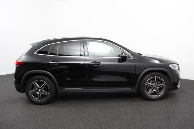 Mercedes-Benz GLA-KLASSE 200 Automaat AMG Line Navigatie Climate Control Camera Parkeer sensoren Stoelverwarming Electrisch bedienbare achterklep Dab Led Sfeerverlichting Extra Getint Glas