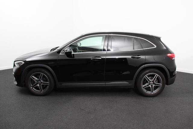 Mercedes-Benz GLA-KLASSE 200 Automaat AMG Line Navigatie Climate Control Camera Parkeer sensoren Stoelverwarming Electrisch bedienbare achterklep Dab Led Sfeerverlichting Extra Getint Glas