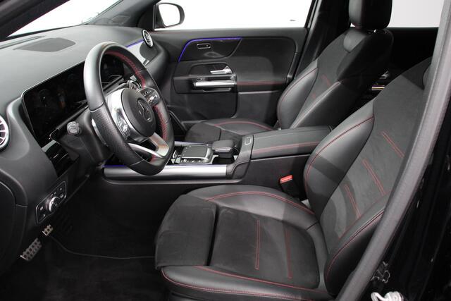 Mercedes-Benz GLA-KLASSE 200 Automaat AMG Line Navigatie Climate Control Camera Parkeer sensoren Stoelverwarming Electrisch bedienbare achterklep Dab Led Sfeerverlichting Extra Getint Glas