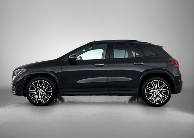 Mercedes-Benz GLA-KLASSE 250 e 140 Year Edition | Premium Plus pakket | Nightpakket | Parkeerpakket | Trekhaak | Panoramaschuifdak | 360° camera | 20" tien-dubbelspaaks AMG velgen | Warmtewerend, donkergetint glas |