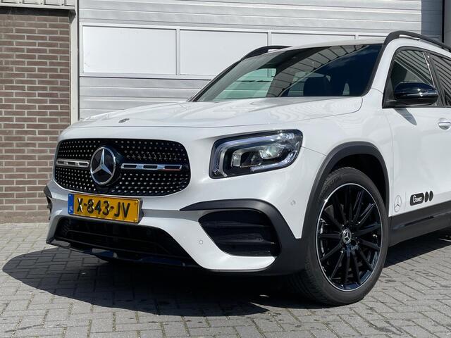 Mercedes-Benz GLB-Klasse 180 AMG | Panoramadak | Adaptive onderstel | | Night Pakket | Panoramadak | Adaptief Onderstel met Verstelbare Demping | Apple CarPlay | Android Auto | Sierdelen Walnotenhout Zwart | Alarm | Stoelverwarming | Sfeerverlichting | Showmodel SALE