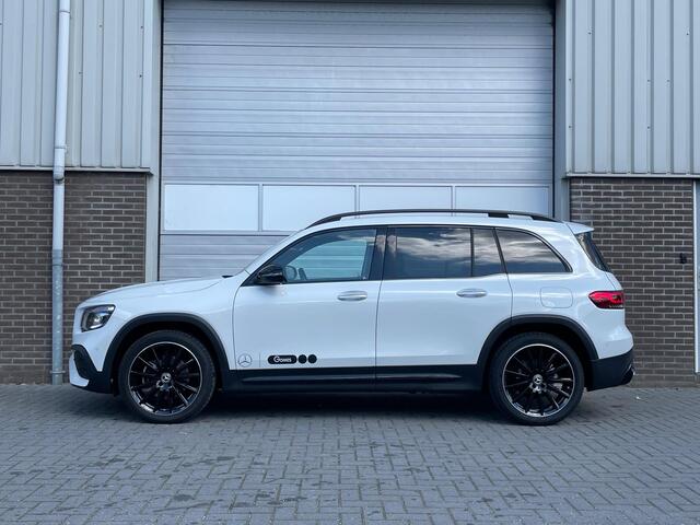 Mercedes-Benz GLB-Klasse 180 AMG | Panoramadak | Adaptive onderstel | | Night Pakket | Panoramadak | Adaptief Onderstel met Verstelbare Demping | Apple CarPlay | Android Auto | Sierdelen Walnotenhout Zwart | Alarm | Stoelverwarming | Sfeerverlichting | Showmodel SALE