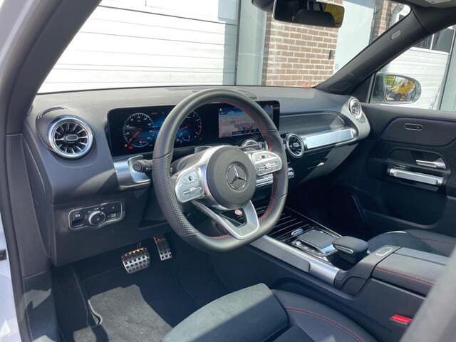 Mercedes-Benz GLB-Klasse 180 AMG | Panoramadak | Adaptive onderstel | | Night Pakket | Panoramadak | Adaptief Onderstel met Verstelbare Demping | Apple CarPlay | Android Auto | Sierdelen Walnotenhout Zwart | Alarm | Stoelverwarming | Sfeerverlichting | Showmodel SALE