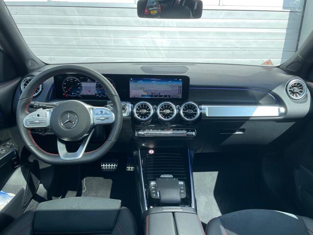 Mercedes-Benz GLB-Klasse 180 AMG | Panoramadak | Adaptive onderstel | | Night Pakket | Panoramadak | Adaptief Onderstel met Verstelbare Demping | Apple CarPlay | Android Auto | Sierdelen Walnotenhout Zwart | Alarm | Stoelverwarming | Sfeerverlichting | Showmodel SALE