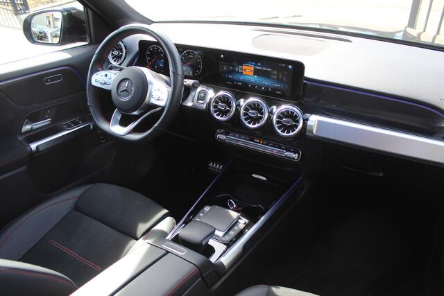 Mercedes-Benz GLB-Klasse 200 AMG AUTOMAAT/Panoramadak/Sfeerverlichting/Navigatie/Cruise control/Climate control/Achteruitrijcamera/Parkeersensoren/Stoelverwarming/Elektrische achterklep/Trekhaak/Spraakbediening/Keyless.