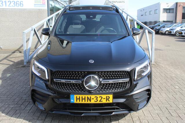 Mercedes-Benz GLB-Klasse 200 AMG AUTOMAAT/Panoramadak/Sfeerverlichting/Navigatie/Cruise control/Climate control/Achteruitrijcamera/Parkeersensoren/Stoelverwarming/Elektrische achterklep/Trekhaak/Spraakbediening/Keyless.