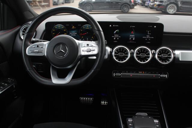 Mercedes-Benz GLB-Klasse 200 Premium Plus 7p. / Panoramadak / Camera / 20'' / Sfeerverlichting / Navigatie / Dodehoek / DAB / Stoelverwarming / Cruise Control