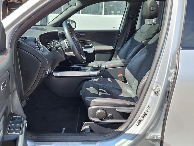 Mercedes-Benz GLB-Klasse 180 AMG Line | Panoramadak | Night Pakket | Onderstel met Adaptief Verstelbare Demping | Alarm | Apple CarPlay | Android Auto | Sfeerverlichting | Stoelverwarming | Achteruitrijcamera