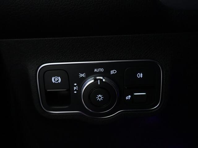 Mercedes-Benz GLB-Klasse 200 Business Solution AMG 7p. Panorama Schuif-Kanteldak | Memory stoelen | Achteruitrijcamera | Nightpakket | Trekhaak | 7 Persoons. Inclusief 24 maanden MB Certified garantie voor Europa.