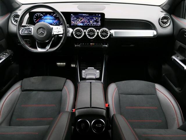 Mercedes-Benz GLB-Klasse 200 AMG Line 7 Persoons AMG Line | Night Pakket | Trekhaak | 7 Persoons | Sfeerverlichting | Ledkoplampen | Stoelverwarming. Inclusief 24 maanden Mercedes-Benz Certified garantie voor Europa.