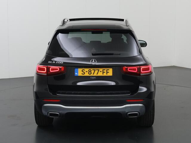 Mercedes-Benz GLB-Klasse 200 Luxury Line 7p. | Trekhaak | Panoramadak | 19" lichtmetalen velgen | Widescreen | Sfeerverlichting | Stoelverwarming |