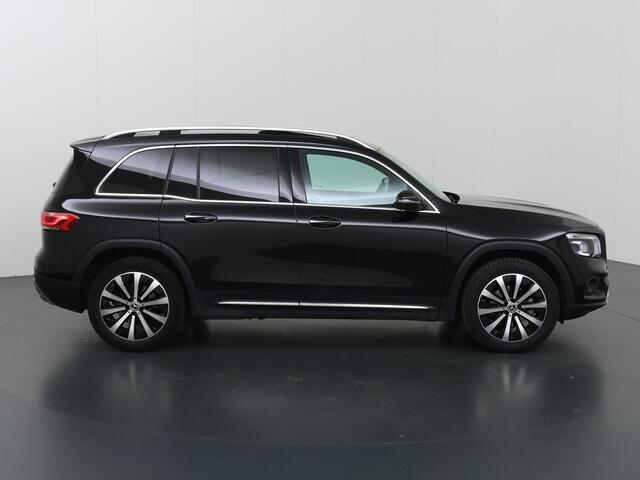 Mercedes-Benz GLB-Klasse 200 Luxury Line 7p. | Trekhaak | Panoramadak | 19" lichtmetalen velgen | Widescreen | Sfeerverlichting | Stoelverwarming |