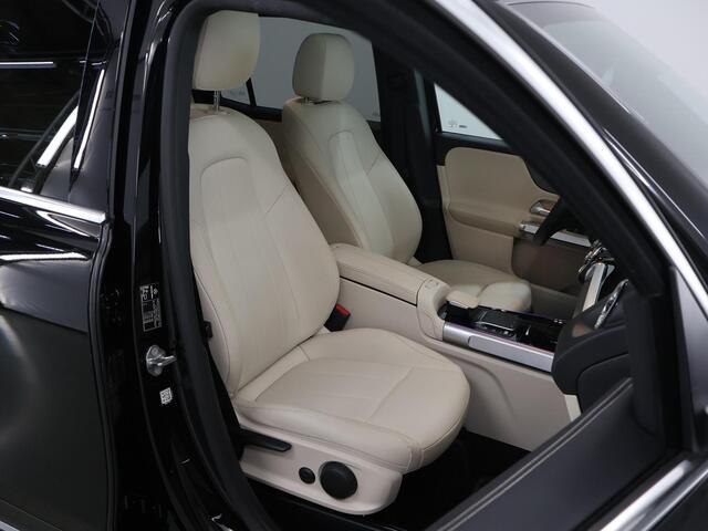 Mercedes-Benz GLB-Klasse 200 Luxury Line 7p. | Trekhaak | Panoramadak | 19" lichtmetalen velgen | Widescreen | Sfeerverlichting | Stoelverwarming |