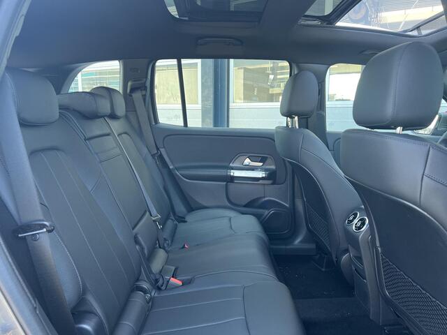 Mercedes-Benz GLB-Klasse 180 Star Edition Luxury | Panoramadak | 360° Camera | Dodehoekassistent | MULTIBEAM LED Koplampen | Stoelverwarming | Sfeerverlichting | Elektrische Achterklep | Elektrisch Inklapbare Buitenspiegels | Parkeersensoren