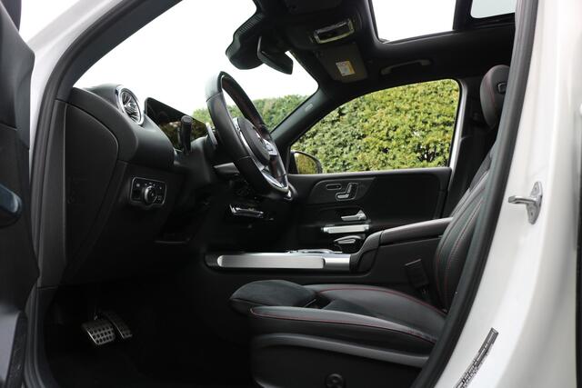 Mercedes-Benz GLB-Klasse 250 4MATIC AMG Pakket AMG NightPakket (Pano Sportleder/Memory Carplay Burmester 360Camera Distronic Keyless M-Bux Trekhaak)