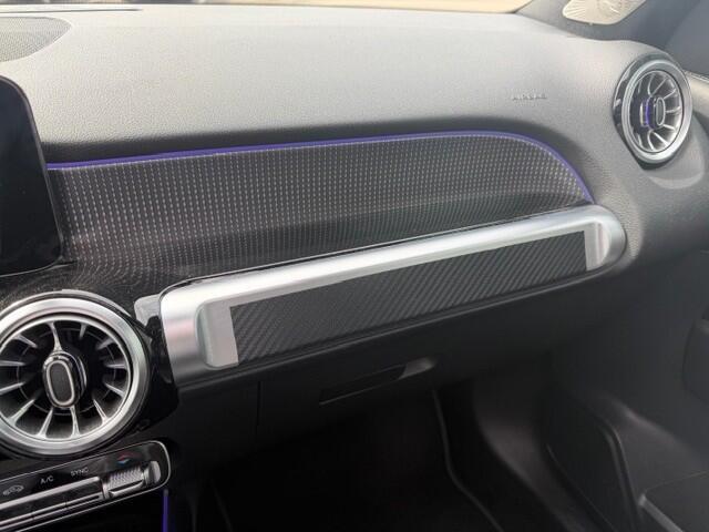 Mercedes-Benz GLB-Klasse 200 Premium I Panorama dak I Widescreen I Stoelverwarming I AMG Look Velgen l Panamericana grille l Lederen Artico Interieur I I Night pakket I Led I MBUX I Pakeer pakket l Airconditoning l Tempomaat l