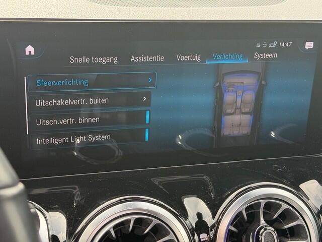 Mercedes-Benz GLB-Klasse 200 Premium I Panorama dak I Widescreen I Stoelverwarming I AMG Look Velgen l Panamericana grille l Lederen Artico Interieur I I Night pakket I Led I MBUX I Pakeer pakket l Airconditoning l Tempomaat l