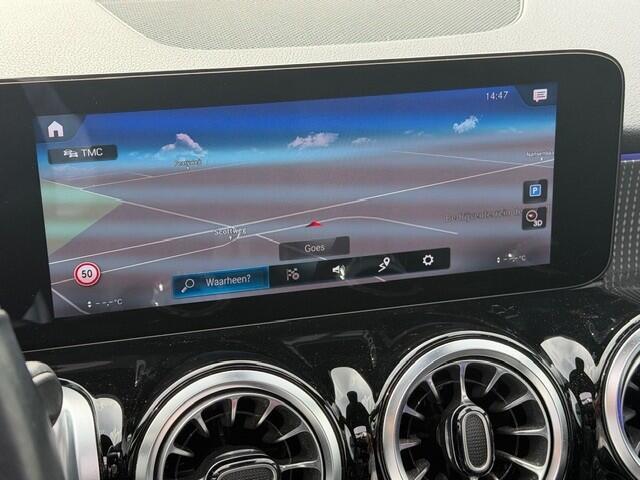 Mercedes-Benz GLB-Klasse 200 Premium I Panorama dak I Widescreen I Stoelverwarming I AMG Look Velgen l Panamericana grille l Lederen Artico Interieur I I Night pakket I Led I MBUX I Pakeer pakket l Airconditoning l Tempomaat l