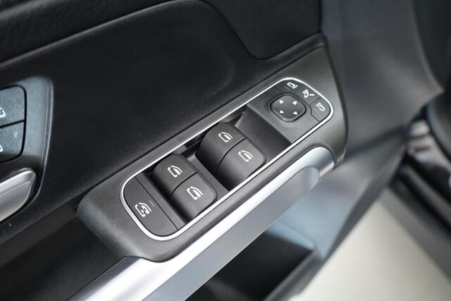 Mercedes-Benz GLB-Klasse 200 163 PK Luxury Line | Orig.NL | Rijklaar! | S/K-Dak | Dig. Cockpit | Afn.Trekhaak | Camera+PDC | Stoelverw. | NAV | Elek.Klep | Sfeerverl. V