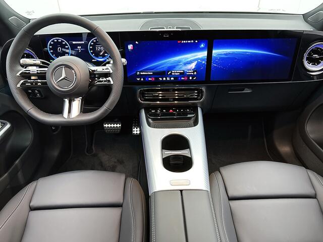 Mercedes-Benz GLB-Klasse 250+ Business Solution AMG 7p. 85.5 kWh | Premium pakket | Winterpakket | Nightpakket | GUARD 360° | Trekhaak | Vast panoramadak | Smartphone integratie | Sfeerverlichting | Sierelementen in aluminium | 19" vijfspaaks lichtmetalen AMG-velgen |