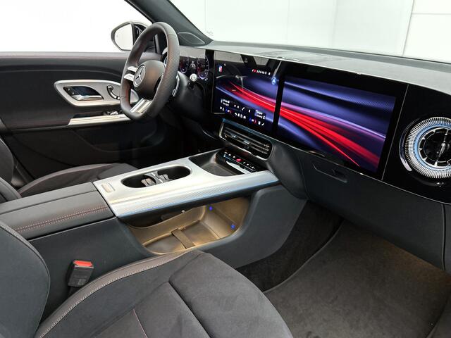 Mercedes-Benz GLB-Klasse 250+ Business Solution AMG 7p. 85.5 kWh | Premium pakket | Winterpakket | Nightpakket | Parkeerpakket | Trekhaak | GUARD 360° | Warmtewerend, donkergetint glas | Vast panoramadak | 19" vijfspaaks lichtmetalen AMG-velgen |
