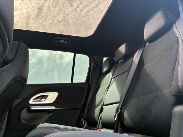 Mercedes-Benz GLB-Klasse 250+ Business Solution AMG 85.5 kWh | Premium Pakket | Night Pakket | Panoramadak | MBUX Superscreen | Adaptieve Cruise Control | Dodehoekassistent | Verkeersbordenassistent | Adaptieve Grootlichtassistent | AC Laadsysteem tot 22 kW | Elektrisch Verstelbare Stoelen + Memory | Stoelverwarming | Sfeerverlichting | Elektrische Achterklep | Achteruitrijcamera