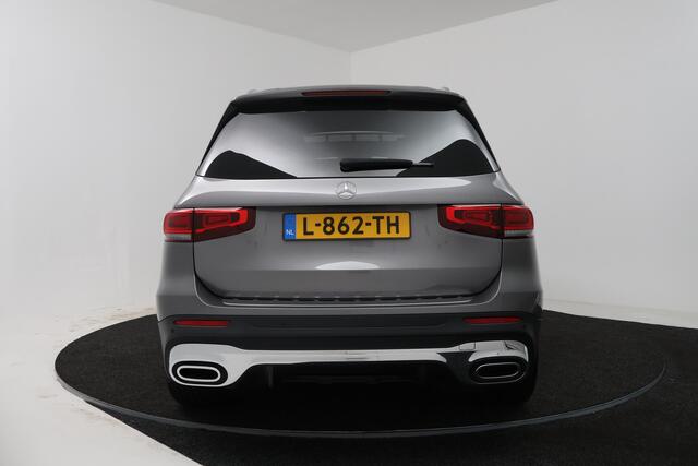 Mercedes-Benz GLB-Klasse 200 Business Solution AMG (PANORAMADAK, SFEERVERLICHTING, TREKHAAK WEGKLAPBAAR, STOELVERWARMING, ELEKTR STOELEN)