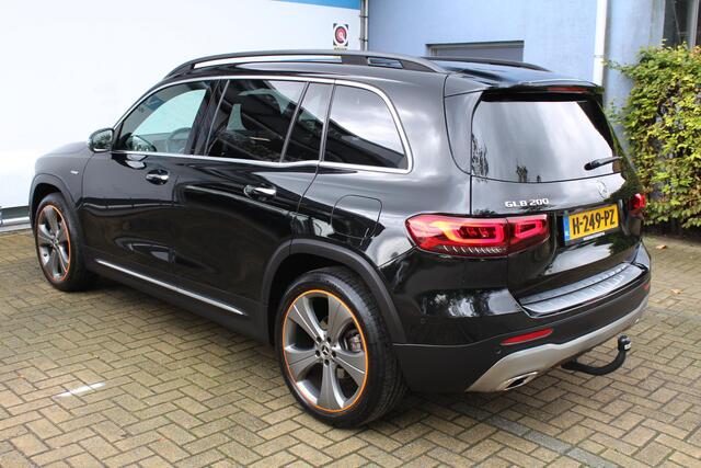 Mercedes-Benz GLB-Klasse 200 Premium Edition 1 | Incl. 12 maanden Garantie | Stoelverwarming | Trekhaak | Elektrische kofferbakklep | Achteruitrijcamera | Keyless entry/start | Sfeerverlichting | Cruise controle | Lane assist | Climate controle | DAB | Lederen bekleding | Origineel NL Auto | NAP |