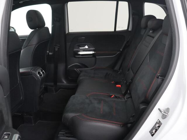 Mercedes-Benz GLB-Klasse 200 Business Solution AMG | Panoramadak | Memory | Leder/alcantara | Trekhaak | Cruise control | Stoelverwarming | Camera | Park assist | Sfeerverlichting | Carplay