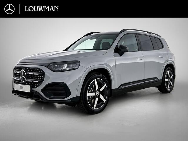 Mercedes-Benz GLB-Klasse 200 Business Solution AMG 7p. 58 kWh | Premium plus pakket | Nightpakket | Parkeerpakket | Trekhaak | Vast panoramadak | GUARD 360° | Massage functie | Burmester Surround Sound systeem | 19" vijfspaaks lichtmetalen AMG-velgen |