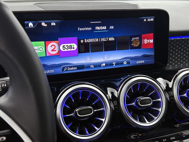 Mercedes-Benz GLB-Klasse 200 Star Edition LIMITED Panoramadak l Keyless l Trekhaak l Navigatie l Stoelverwarming l Sfeerverlichting l Leder l Achteruitrijcamera Inclusief 24 maanden MB Certified garantie voor Europa.