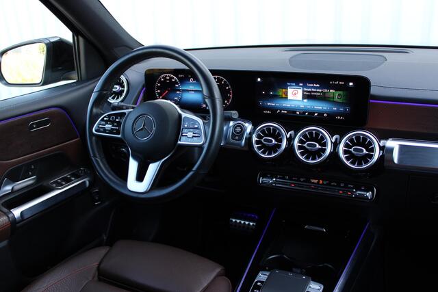 Mercedes-Benz GLB-Klasse 200 Premium Edition 1 | Incl. 12 maanden garantie | AMG Line | Stoelverwarming | Trekhaak | Elektrische kofferbakklep | Achteruitrijcamera | Keyless entry/start | Sfeerverlichting | Cruise controle | Lane assist | Climate controle | DAB | Lederen bekleding | Origineel NL Auto | NAP |