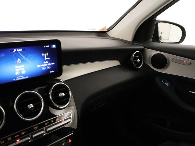 Mercedes-Benz GLC-KLASSE 300 e 4-MATIC Business Solution AMG | Dode Hoek Ass | Parkeerpakket met Camera | Sfeerverlichting | LED verlichting | Navigatie | Inclusief 24 maanden MB Certified garantie voor Europa.