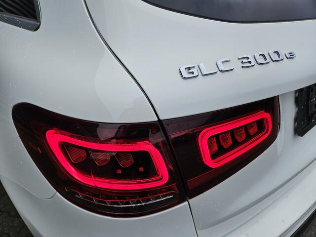 Mercedes-Benz GLC-KLASSE 300e 4MATIC AMG Plug In Hybrid Dealer O.H PHEV | Apple Carplay | Camera | Alcantara Sportstoelen Verwarmd | 19"L.M | Navi | DAB |