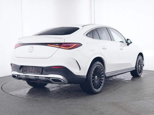 Mercedes-Benz GLC-KLASSE Coupé 300 e 4MATIC AMG Plug-In Hybride | AMG Line | Night Pakket | Panorama Schuif-Kanteldak | Trekhaak | Digital Light | Distronic | Inclusief 24 maanden MB Certified garantie voor Europa.