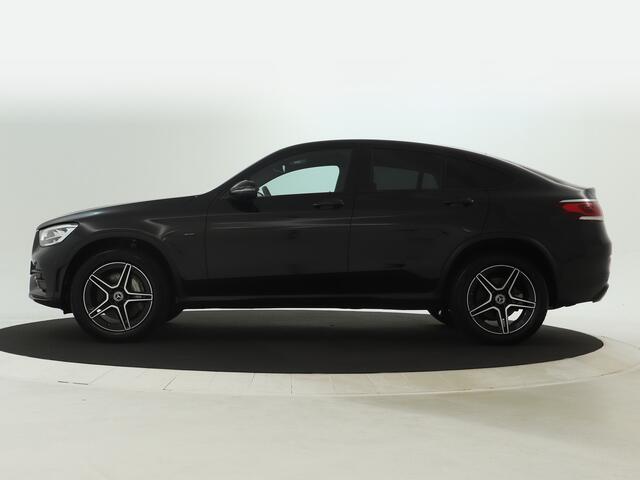 Mercedes-Benz GLC-KLASSE Coupé 300 e AMG Nightpack | Parkeerpakket met Camera | Sfeerverlichting | LED | Car Play | Inclusief 24 maanden MB Certified garantie voor Europa.