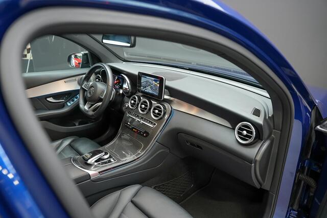 Mercedes-Benz GLC-KLASSE Coupé 250 210pk 4MATIC Premium |Org. NL|1e eigenaar|dealer onderhouden|AMG pakket|schuif/kantel dak|Burmester|Carbon interieur|Ambient light|Apple Carplay|blind spot|360 camera|elk. achterklep|trekhaak|20"|