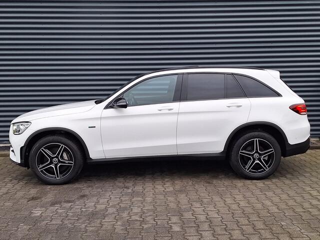 Mercedes-Benz GLC-KLASSE 300e 4MATIC AMG Night Plug in Hybrid 320pk | PHEV | Panodak | Trekhaak af Fabriek | Carplay | Navi | Camera | Spraakbediening | DAB | Stoelverwarming | Cruise Control |