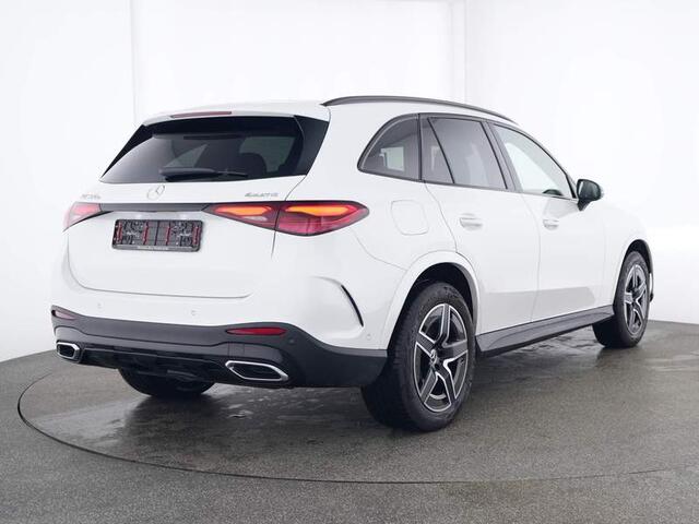 Mercedes-Benz GLC-KLASSE 300 e 4-Matic AMG Nightpakket | Trekhaak | Panoramadak | Keyless Go | Memory | Dode Hoek Ass | Sfeerverlichting | Inclusief 24 maanden MB Certified garantie voor Europa.