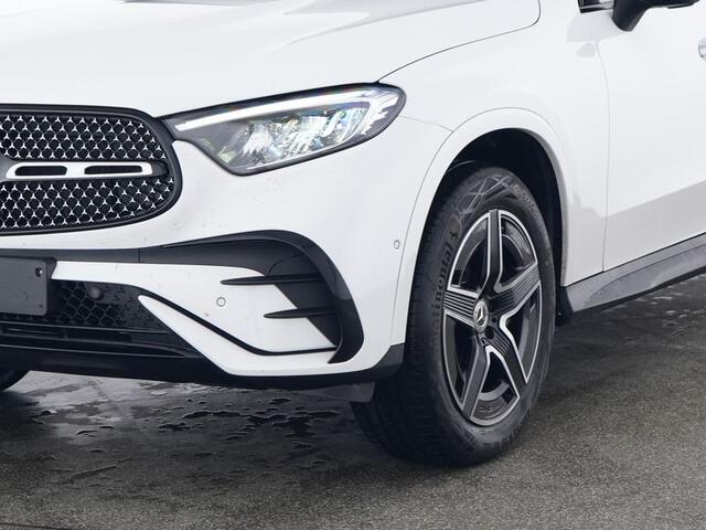 Mercedes-Benz GLC-KLASSE 300 e 4-Matic AMG Nightpakket | Trekhaak | Panoramadak | Keyless Go | Memory | Dode Hoek Ass | Sfeerverlichting | Inclusief 24 maanden MB Certified garantie voor Europa.
