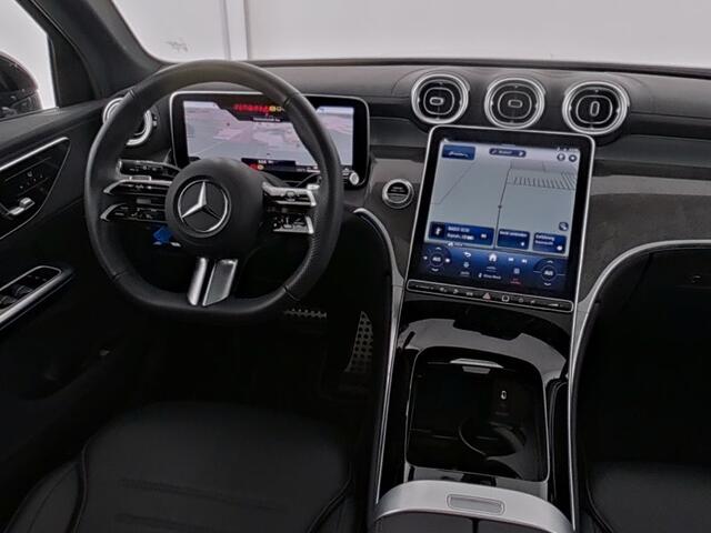 Mercedes-Benz GLC-KLASSE 300 e 4-Matic AMG Nightpakket | Trekhaak | Panoramadak | Keyless Go | Memory | Dode Hoek Ass | Sfeerverlichting | Inclusief 24 maanden MB Certified garantie voor Europa.