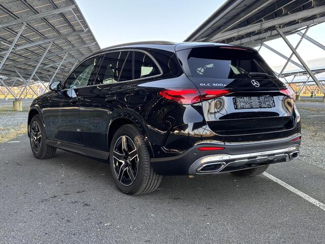 Mercedes-Benz GLC-KLASSE 300e 4MATIC AMG Line | Panoramadak | Trekhaak | Memory stoelen | Sfeerverlichting | 360 camera |