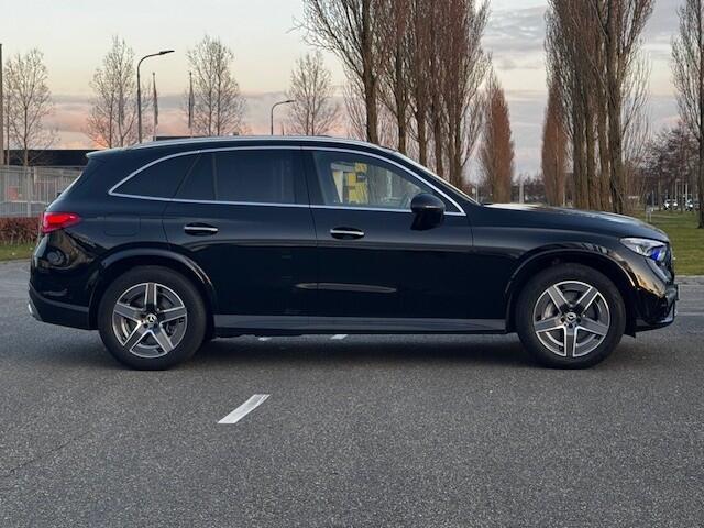 Mercedes-Benz GLC-KLASSE Mercedes-Benz 300 e 4 Matic l Luchtvering l Distronic plus l Head-Up l 360 Camera l MBUX l Geventileerde en Verwarmde voorstoelen l Stuurverwarming l Alarm l Parkeer pakket l Airmatic l Augmented Reality-video l Apple/android carplay l Memory pakket l