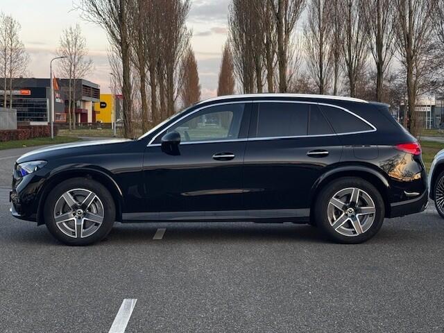 Mercedes-Benz GLC-KLASSE Mercedes-Benz 300 e 4 Matic l Luchtvering l Distronic plus l Head-Up l 360 Camera l MBUX l Geventileerde en Verwarmde voorstoelen l Stuurverwarming l Alarm l Parkeer pakket l Airmatic l Augmented Reality-video l Apple/android carplay l Memory pakket l