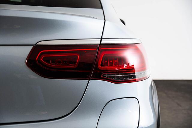 Mercedes-Benz GLC-KLASSE Coupé 300e 4MATIC Premium Plus AMG Line Exterieur/Interieur - Trekhaak - Schuifdak - Nightpakket - Spiegelpakket - Stoelverwarming voor - Achteruitrijcamera - Spoorpakket - Sfeerverlichting -