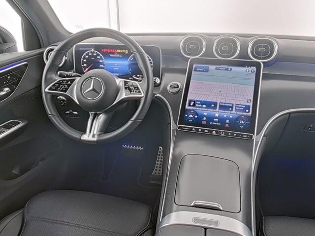 Mercedes-Benz GLC-KLASSE 300 e 4MATIC Plug-In Hybride | Trekhaak | Panorama Schuif-Kanteldak | Stuur en Stoelverwarming | Sfeerverlichting | Memory voorstoelen | Inclusief 24 maanden MB Certified garantie voor Europa.