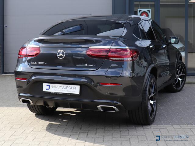 Mercedes-Benz GLC-KLASSE Coupé 300e 4M | AMG | 9G Automaat | MBUX Multimedia | 360* Camera | Apple Car Play/ Android Auto | HUD | Aut. Airco | Night Pakket | Parkeer Assistent | 20" AMG LM Velgen | Volledig Dealeronderhouden
